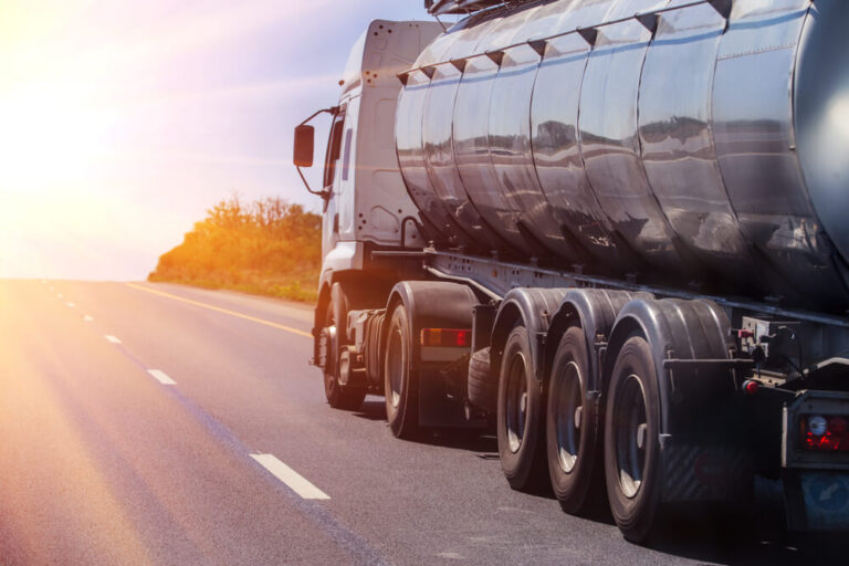Camión cisterna para transporte de mercancías líquidas