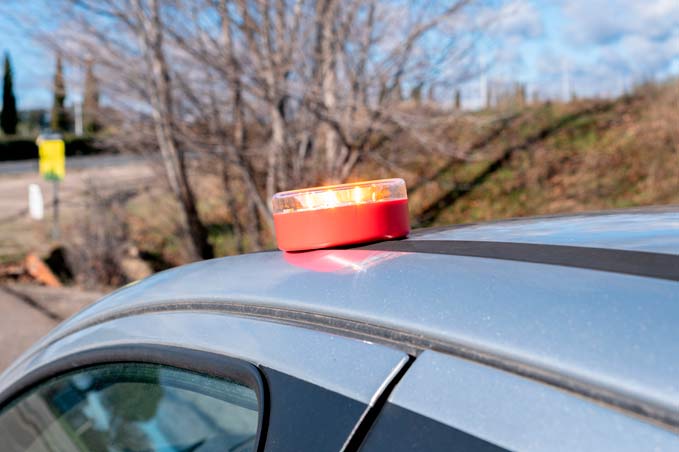 Señalización V-16 de emergencia en carretera